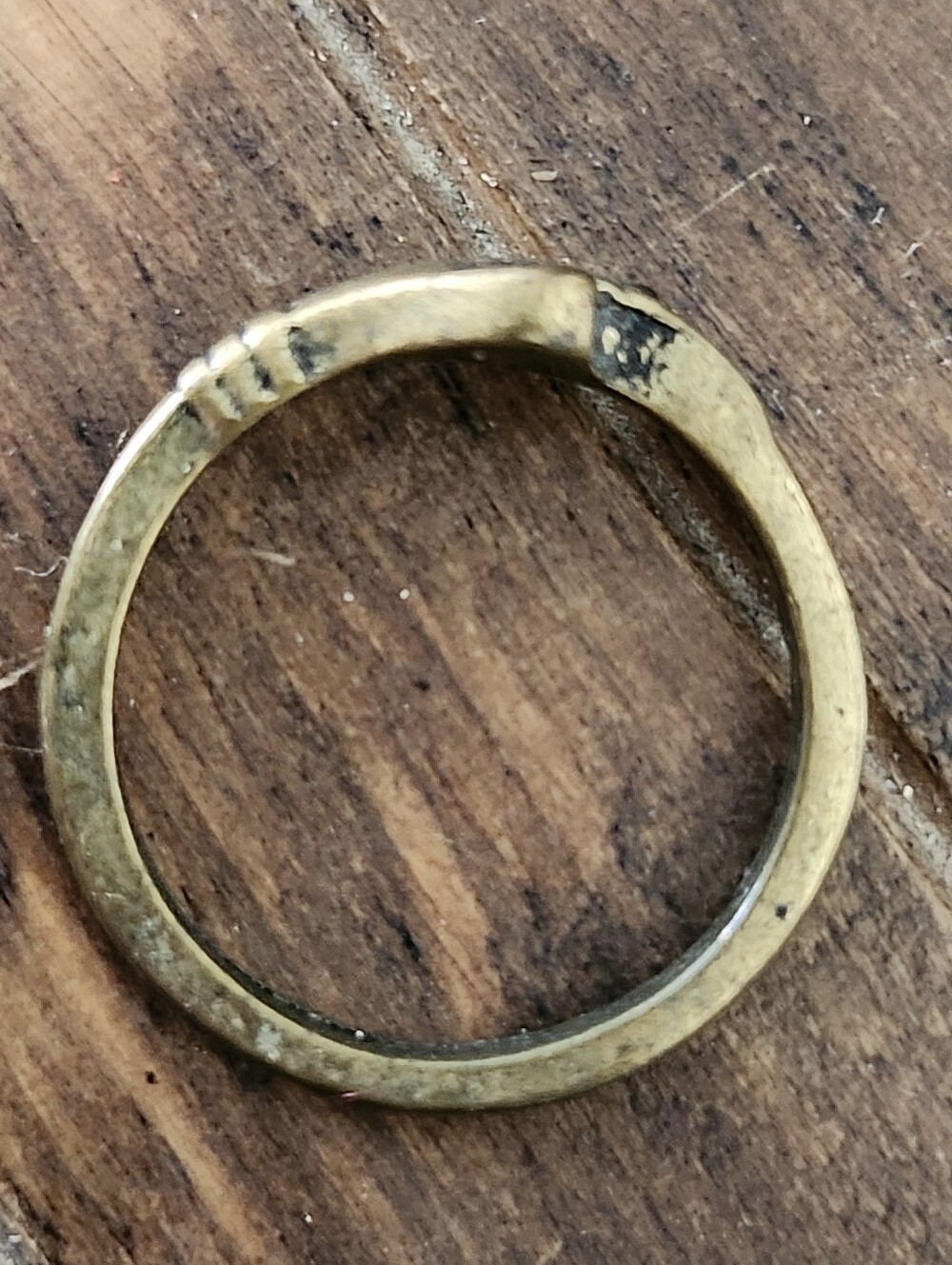 Vintage Brass Toned Clasped Hand Fede Ring With Dark Stone Accent - Picture 4 of 15